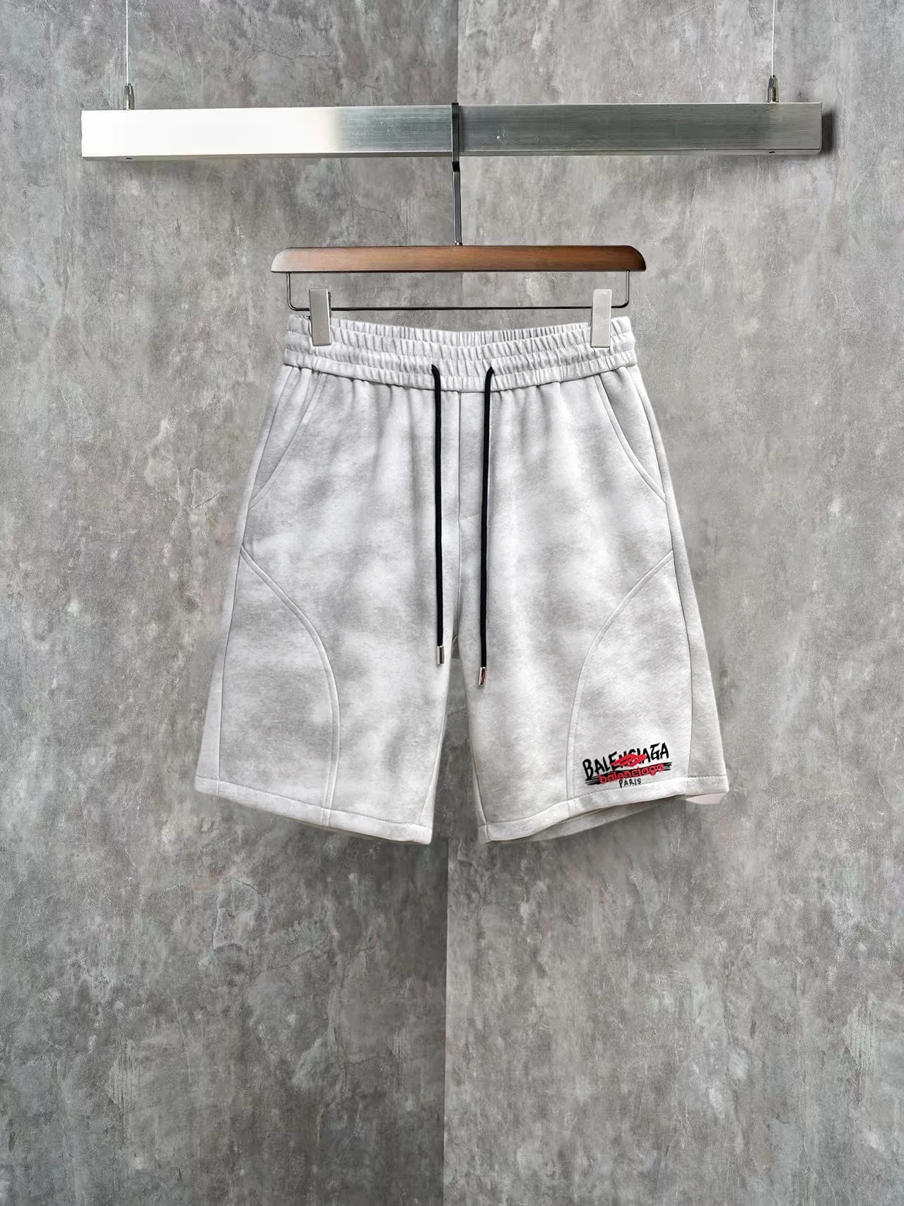 Balenciaga's three-standard complete 2026 summer New Arrival men's casual shorts, advanced custom-made Breathable fabric, Breathable fabric, extremely stretchy and comfortable, impeccable details, top-grade accessories, original logo design concept, delicate and soft feel! The upper body fit is awesome! Size: M-XXXL Please state your height and weight when ordering